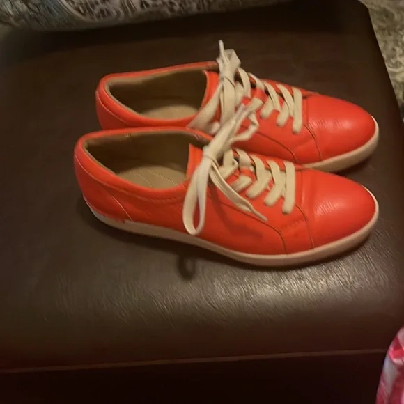 Clark’s women artisan sneaker in beautiful orange color. Pre owned great shape. - Picture 2 of 5